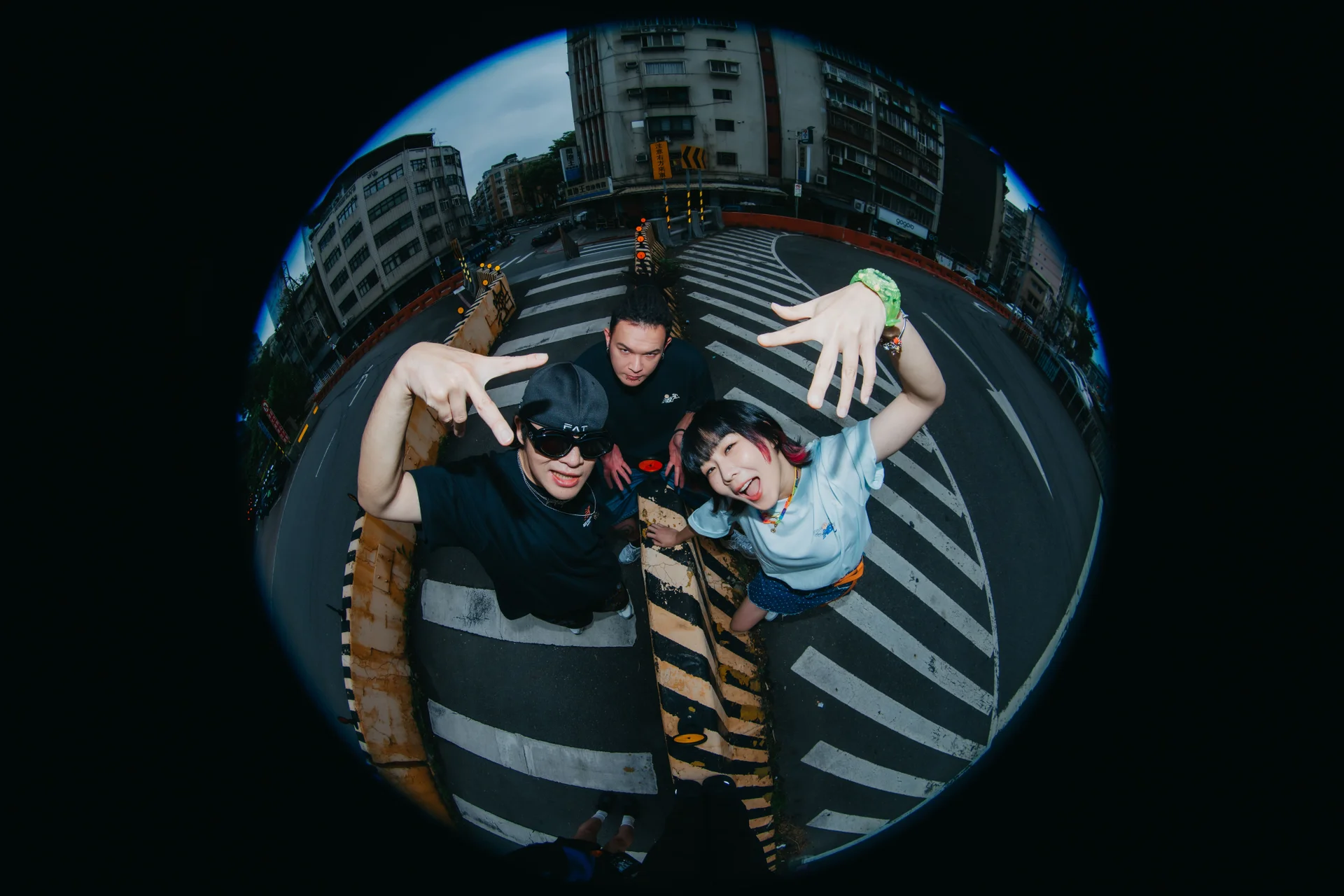 Membros de 7ORDER, PAPUN BAND e the telephones posando em uma faixa de pedestres